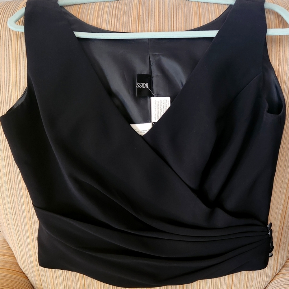 Black Sleeveless V-Neck Top
